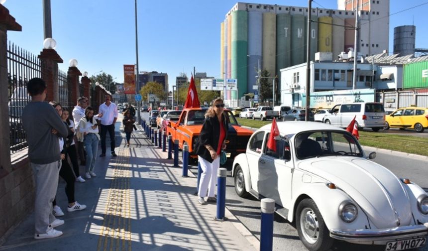 Saat 13.30'da Alsancak Havagazı Fabrikası önünde toplanan 35'e yakın klasik otomobil sürücüsü, araçlarını Türk bayraklarıyla donattı.