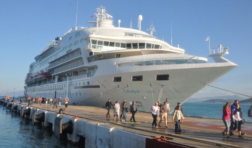 Kuşadası'na sezonun ilk kruvaziyer gemisi yanaştı