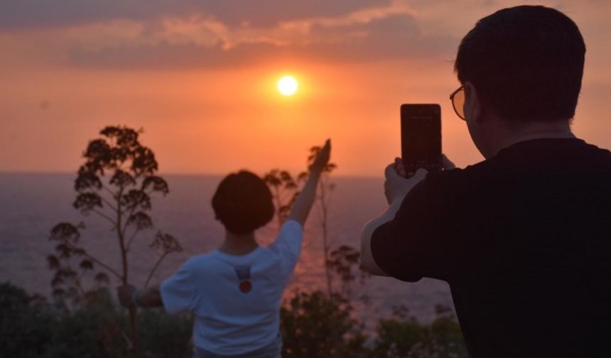 Kuşadası'nda gün batımı güzelliği