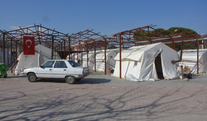 Manisa'da depremden korkanlar geceyi çadırda geçirdi