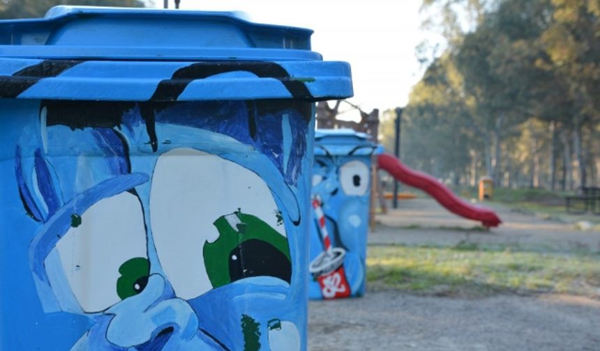 İzmir’de parklara renk geldi... Çöp kutuları sanat eserine dönüştü