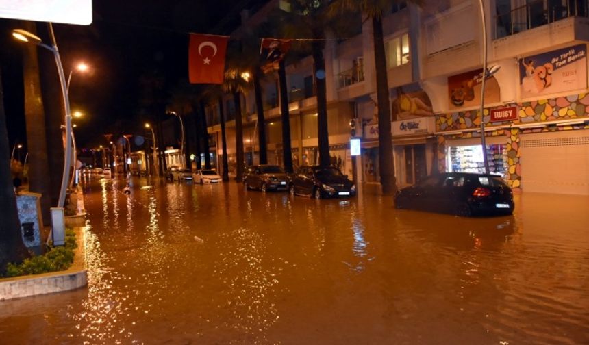 Tatil cennetine sağanak vurdu! Sokaklar göle döndü!