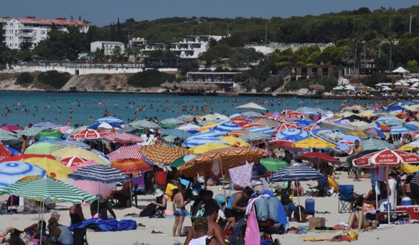 İzmir'de tatilciler Ilıca Plajı'na akın etti