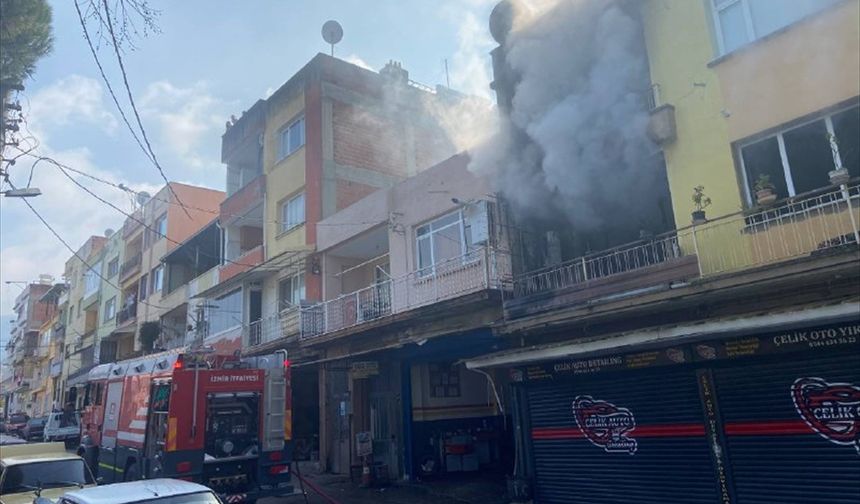 İzmir'de korkutan ev yangını! 2 kişi dumandan etkilendi