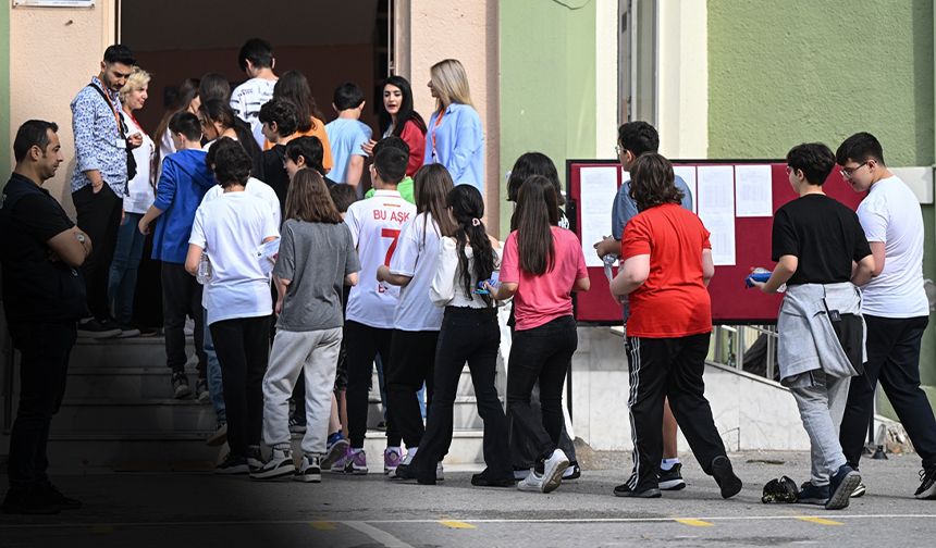 İzmir’de LGS heyecanı başladı... 53 bin 958 öğrenci sınava girdi