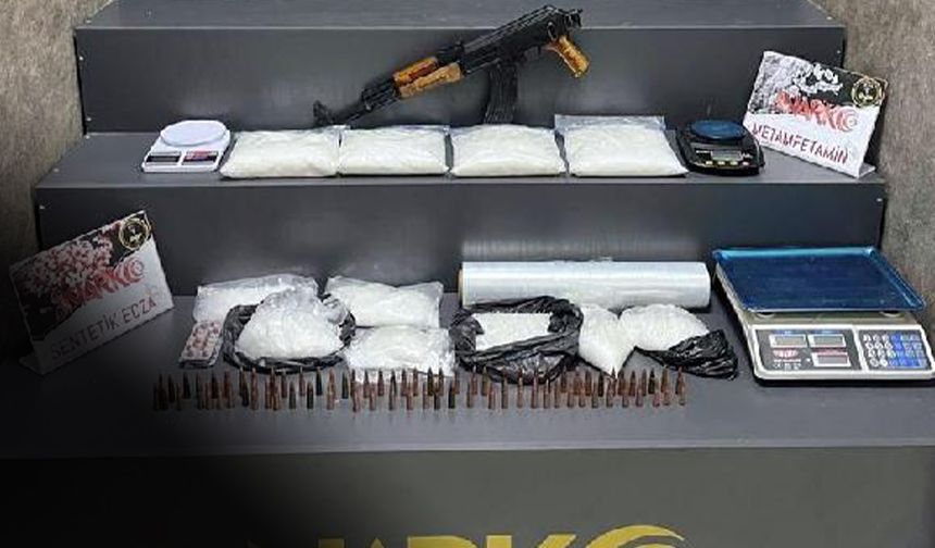 İzmir Narkotik’ten zehir tacirlerine dev operasyon... Kilolarca sentetik uyuşturucu ele geçirildi