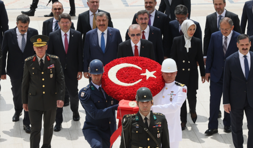 Cumhurbaşkanı Erdoğan ve yeni kabine üyeleri Anıtkabir'de