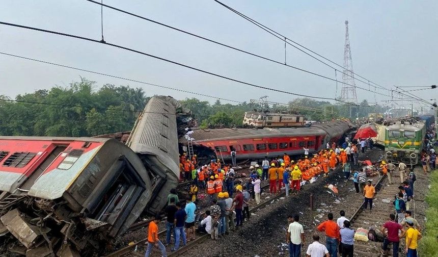 3 tren birbirine girdi: 288 ölü, 900'den fazla yaralı