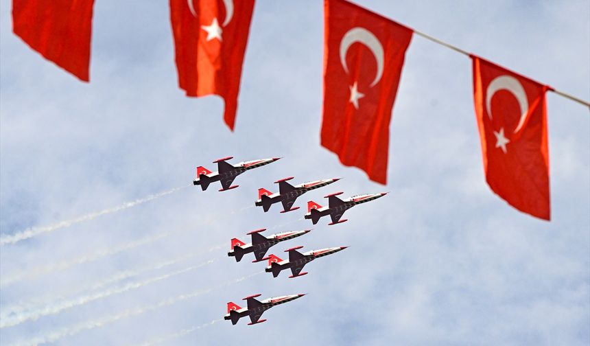 Türk Yıldızları'ndan İzmir'de selamlama uçuşu