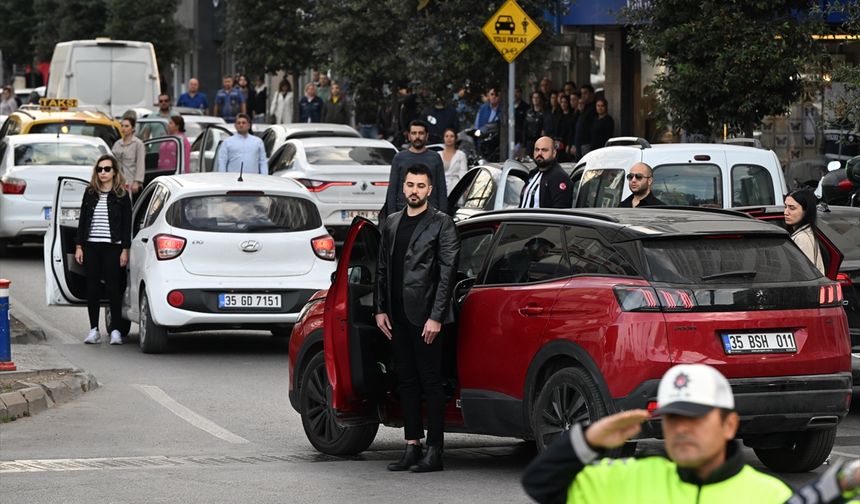 Saat 9'u 5 geçe hayat durdu... İzmir Ata'sını andı!