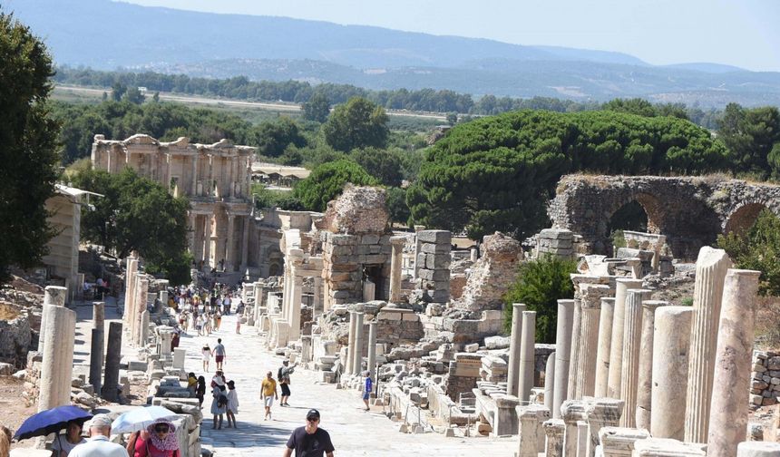 Efes Antik Kenti’ni bayramda 129 bin kişi ziyaret etti