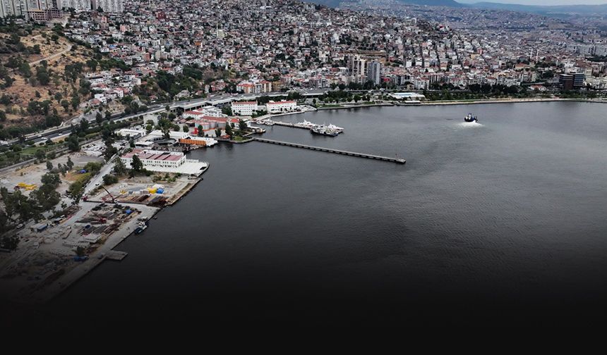 İzmir Körfezi karalara büründü