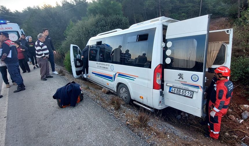 Muğla'da trafik levhasına çarpan minibüsteki 8 kişi yaralandı