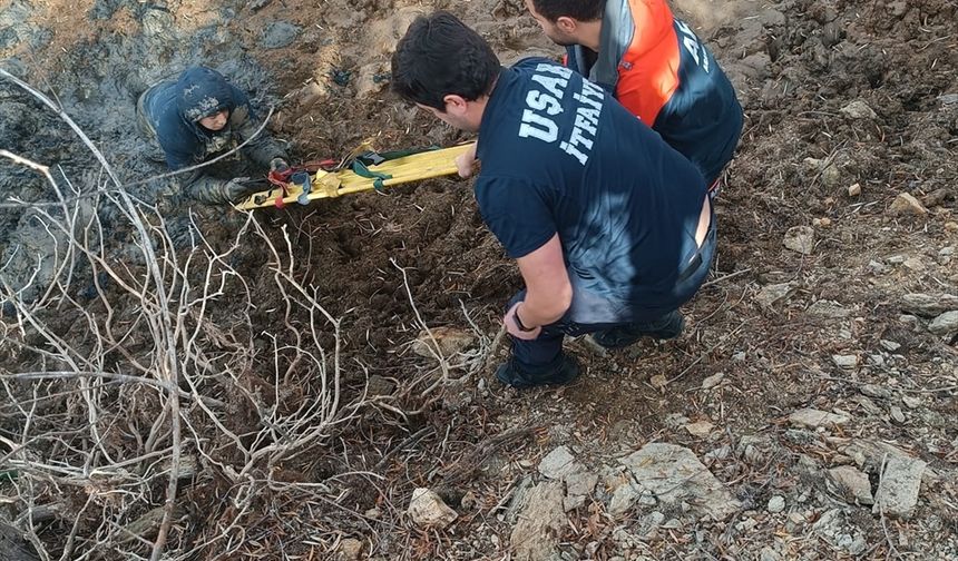 Uşak'ta gölette çamura saplanan genç kurtarıldı