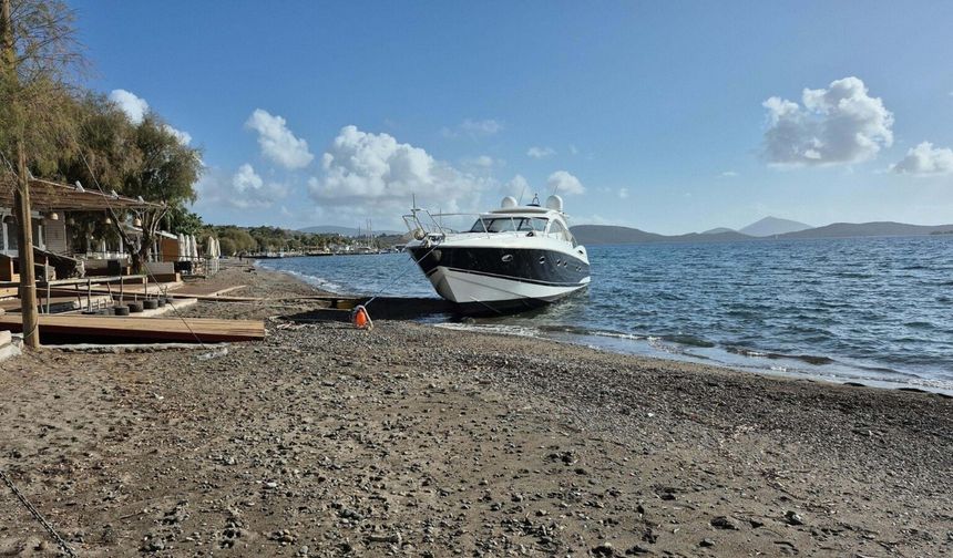 Bodrum'da fırtına nedeniyle motor yat karaya oturdu