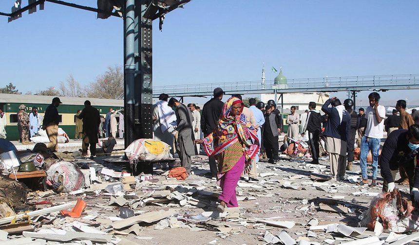 İstasyonda dehşet... Canlı bomba kendini patlattı!