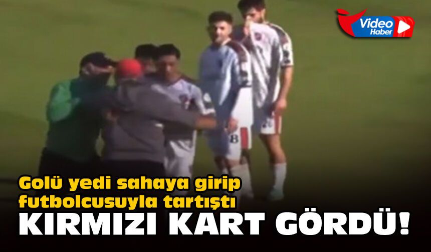 Golü yedi sahaya girip futbolcusuyla tartıştı... Kırmızı kart gördü!