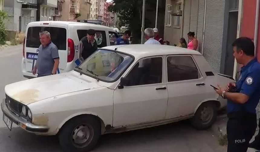 El freni çekilmeyen araç ayaklarının üzerinden geçti
