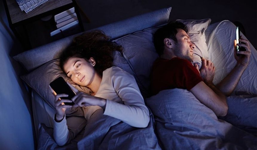 Uyumadan önce telefon kullananlar dikkat! Kaliteyi düşürüyor