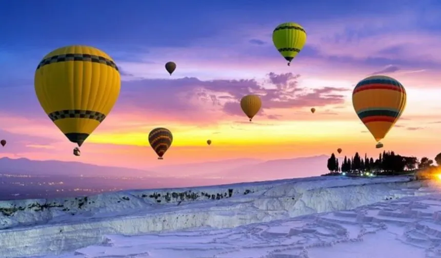 Sıcak hava balonlarıyla Pamukkale'de eşsiz manzara