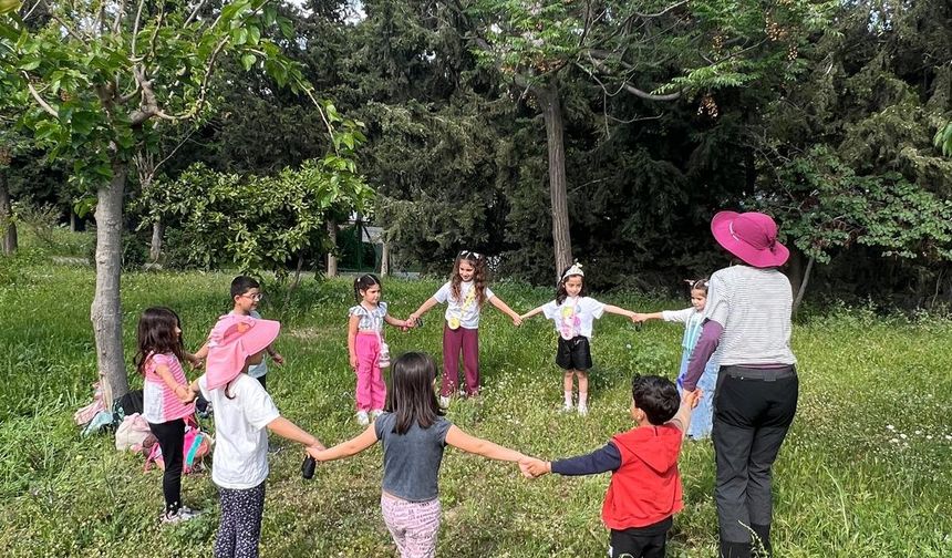 Çocuklar, ormanda keşif ve masal yolculuğunda buluşuyor