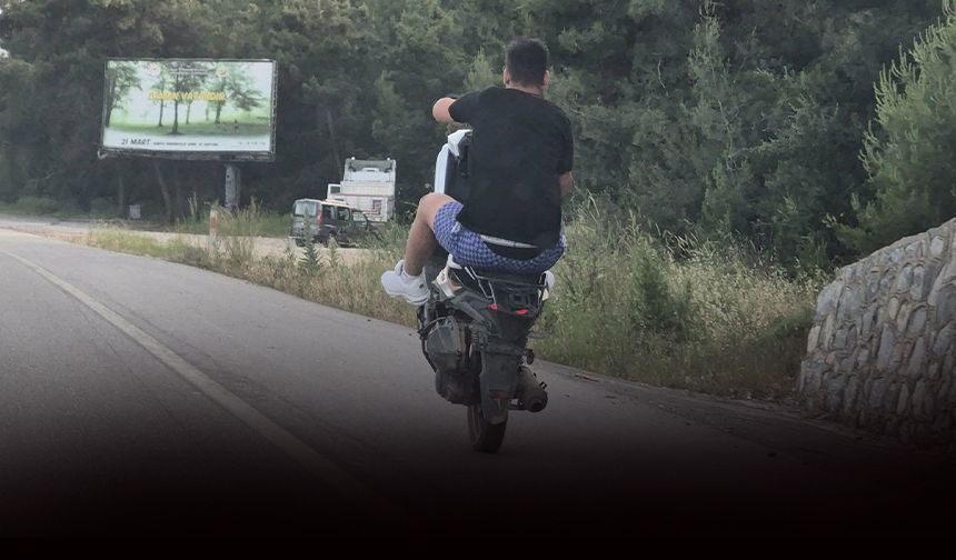 Motosiklet sürücüsünün tehlikeli yolculuğu... O anlar kamerada!