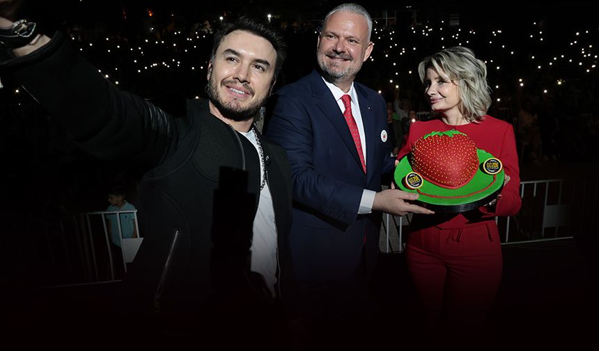 Menemen'de 'çilek kokulu' festivale muhteşem başlangıç!