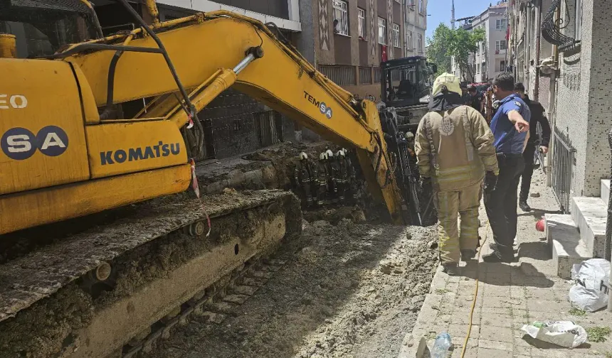 İstanbul'da yol çöktü: 1 kişi göçük altında kaldı!