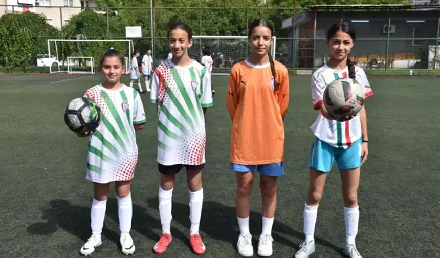 İzmir'de kız öğrencilere futbolu sevdirmek için turnuva