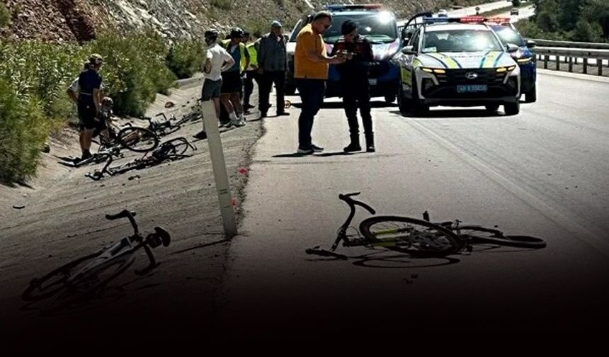 Otomobil bisikletli gruba çarptı... 2 kişi can verdi!