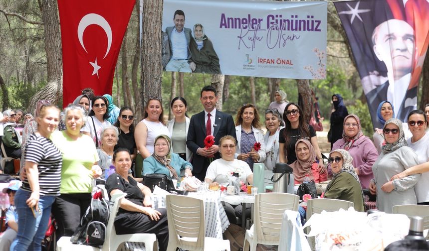 Bayraklı’da Anneler Günü Kutlaması... Başkan Önal: “İyi ki varsınız”