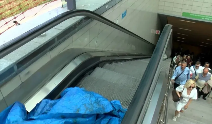 Metroda korku dolu anlar: Basamaklar bir anda kırıldı