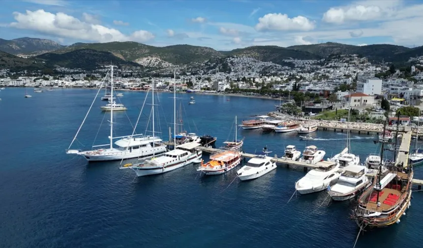 Bodrum'un guletleri misafirlerini mavi yolculuğa çıkarıyor