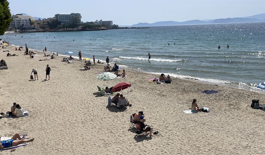 Aydın'da güneşli havayı fırsat bilenler denizde vakit geçirdi