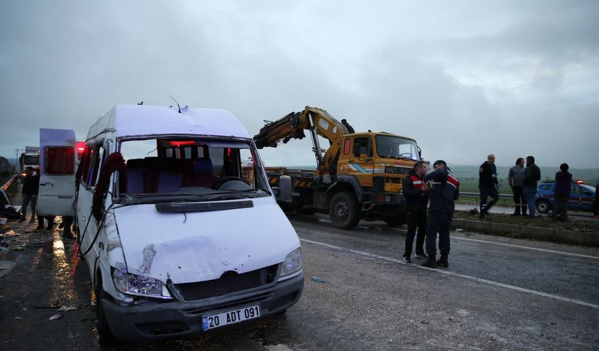 Denizli'de servis minibüsünün otomobile çarptığı kazada 18 kişi yaralandı