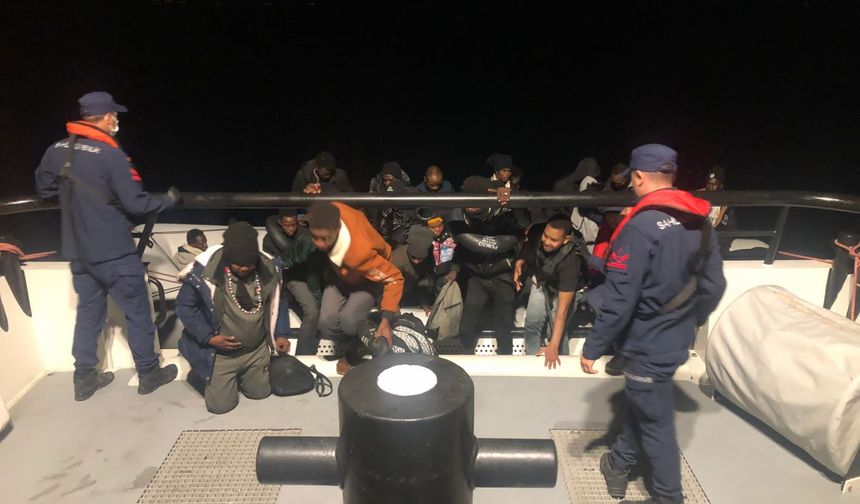 İzmir açıklarında 28 düzensiz göçmen yakalandı