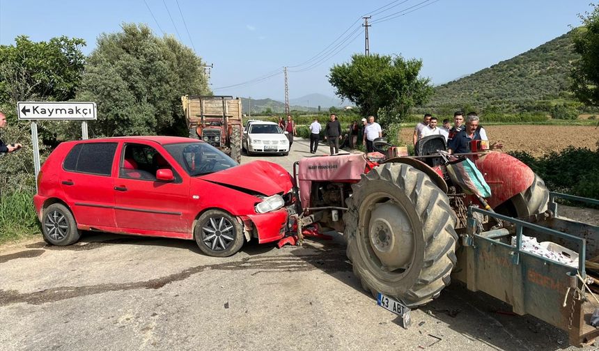 İzmir'de otomobille traktörün çarpıştığı kazada 4 kişi yaralandı