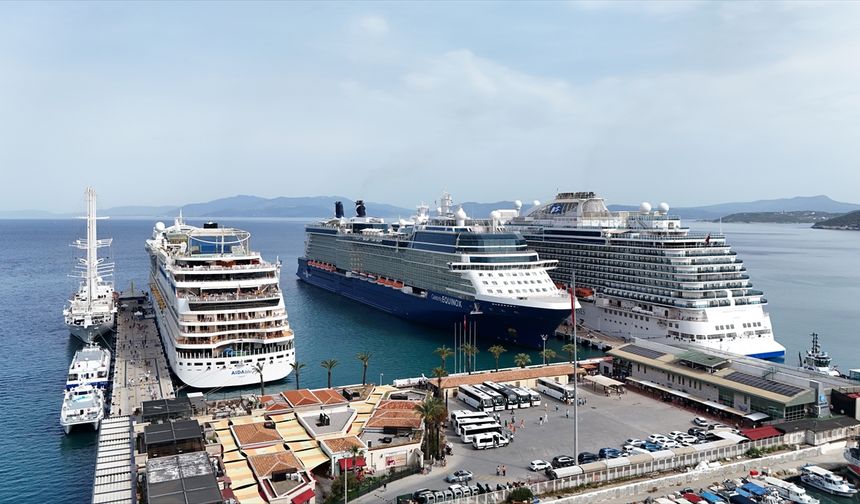 Kuşadası'na 4 kruvaziyerle 8 bin 608 turist geldi