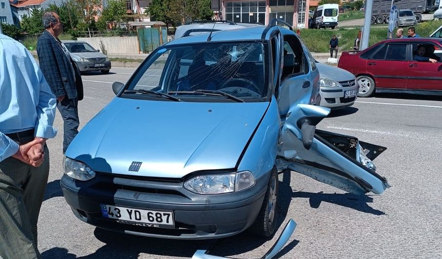 Kütahya'da iki otomobilin çarpıştığı kazada 5 kişi yaralandı