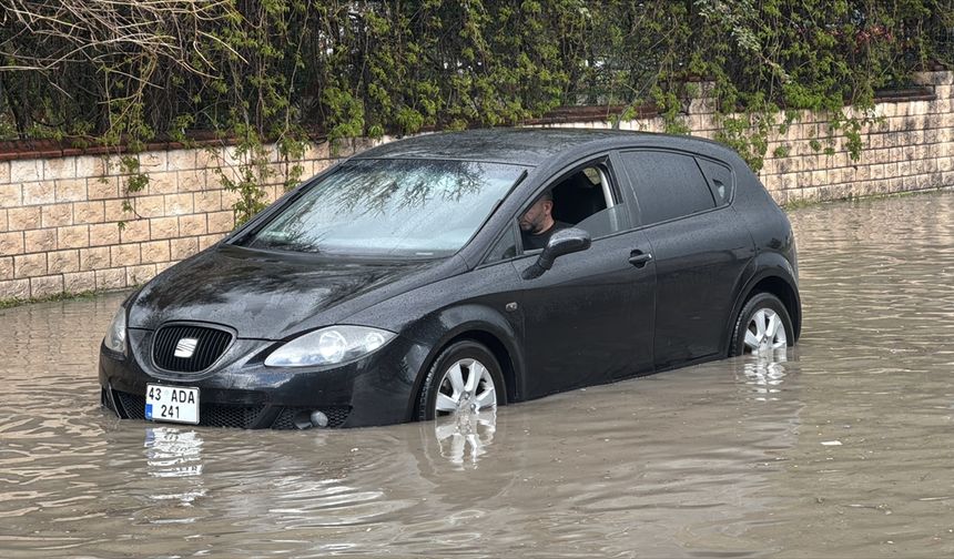 Kütahya'da sağanak etkili oldu... Yollar göle döndü!