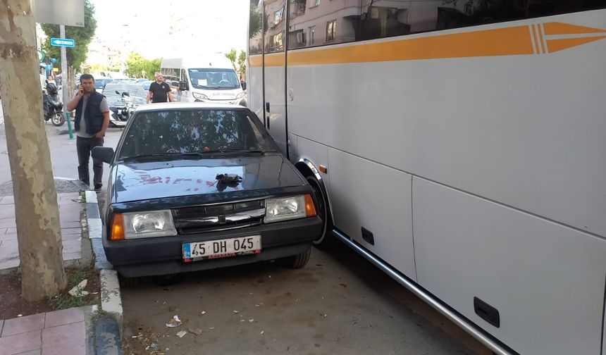 Manisa'da işçi servisinin park halindeki araçlara çarptığı kazada 1 kişi yaralandı