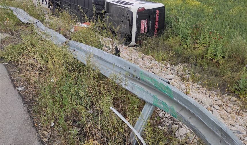 Manisa'da yolcu otobüsünün devrildiği kazada 16 kişi yaralandı