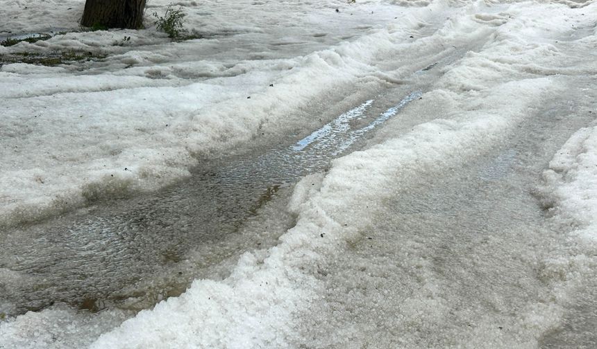 Uşak'ta sağanak ve dolu etkili oldu... Trafik tıkandı!
