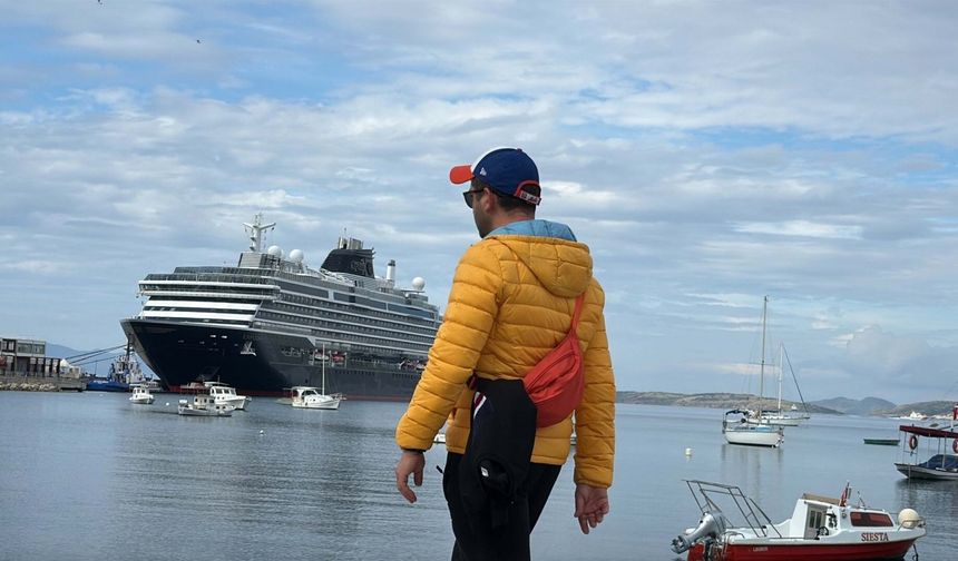 Bodrum'a denizden 590 turist geldi