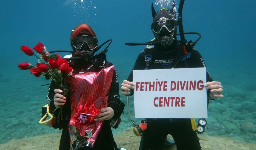Fethiye'de dalgıçlardan 5 metre derinlikte 'Anneler Günü' mesajı