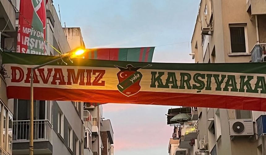 Karşıyaka bayraklarla donatıldı