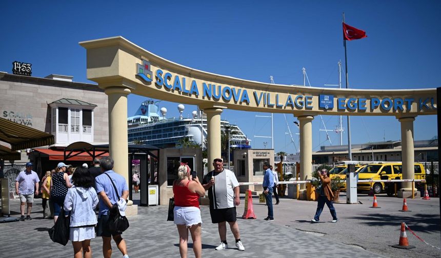 Kuşadası’na 5 gemiyle denizden toplam 4 bin 902 turist geldi