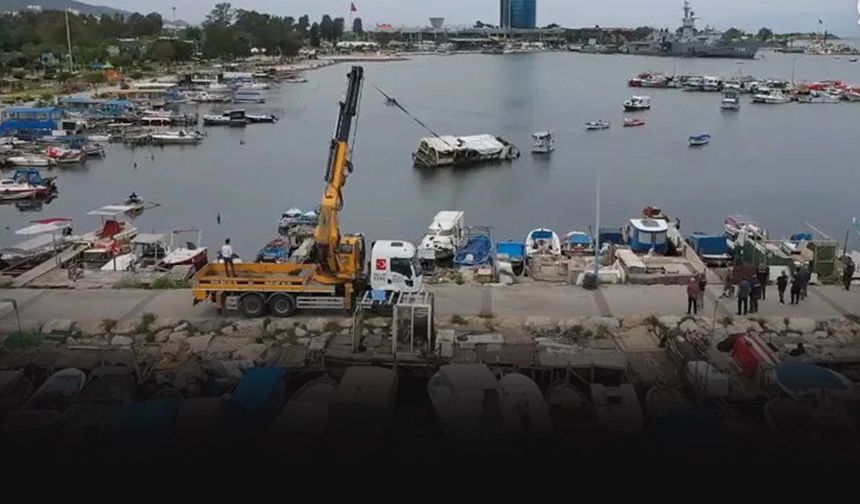 İzmir Valiliği atıl tekneler için harekete geçti...  Kaldırma çalışmaları başlatıldı