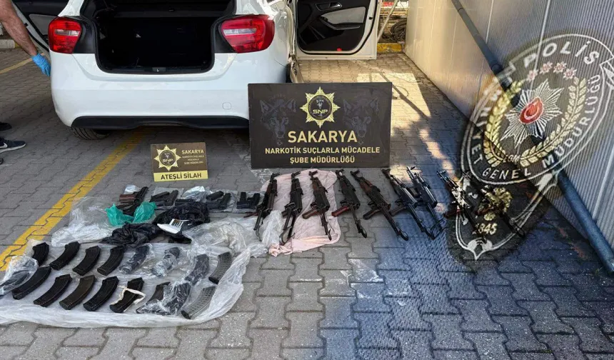 Polis memurunun aracından ruhsatsız tabanca çıktı!