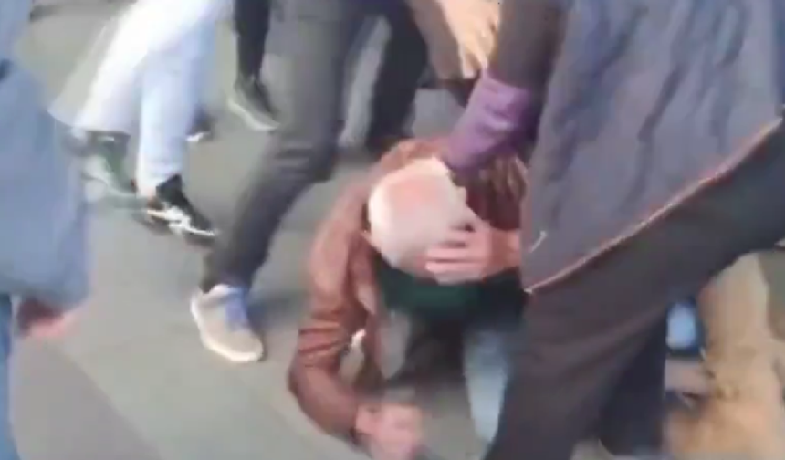 Özgür Özel'e saldırmıştı: Çevredekiler saldırganı tekme tokat dövdü